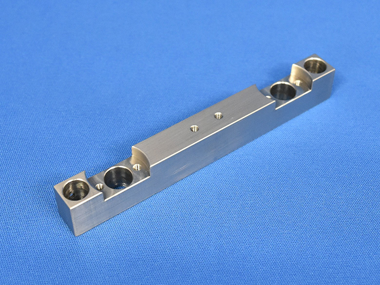 SUS304製の精密機器部品（マシニング加工・形状違い5）