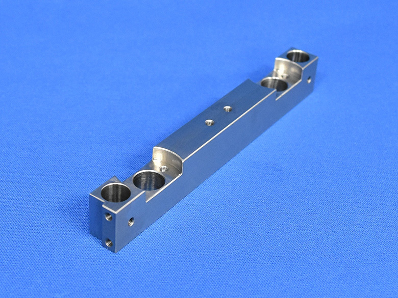 SUS304製の精密機器部品（マシニング加工・形状違い6）