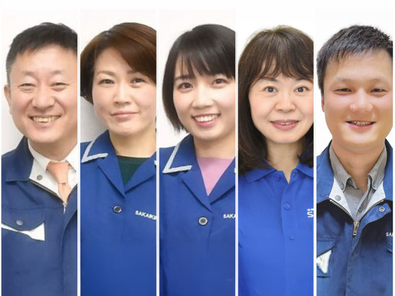 愛と誠実のモノづくりサポーターを理念に掲げる阪井金属製作所のスタッフ5名が、信頼感のある笑顔で並ぶ集合写真。過去の失敗から得た教訓を胸に、高品質な金属加工品を提供し、調達担当者の悩みに寄り添う姿勢を表現している。