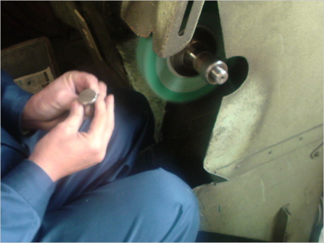 バフ研磨現場　熟練の職人の手で1個1個丁寧に磨き上げます。