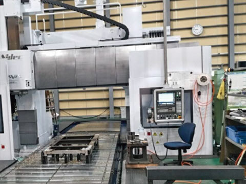 製缶工場内部｜大型設備が稼働する様子