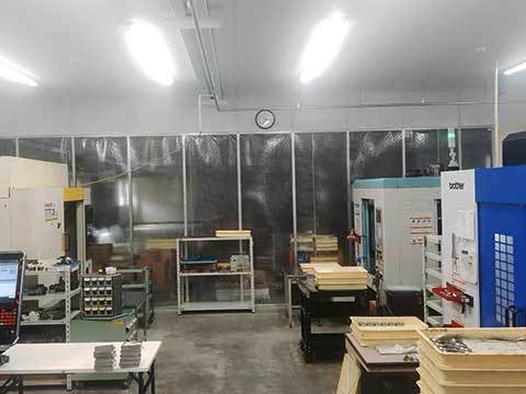 整理整頓（5S）が徹底された協力工場の作業スペース全景