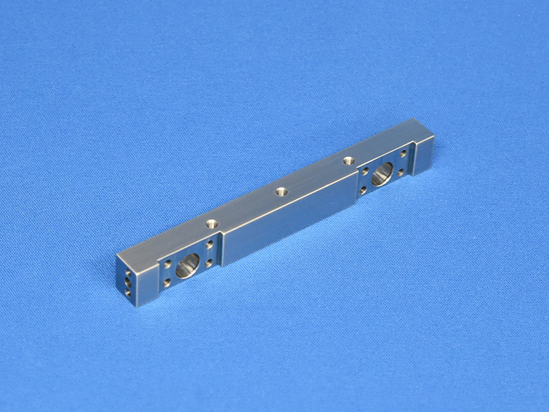 中国で製造した精密機器部品 材質SUS304、マシニング加工による加工部品、小ロット多品種対応