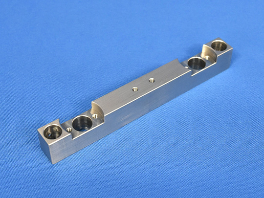 SUS304製の精密機器部品（マシニング加工・形状違い5）