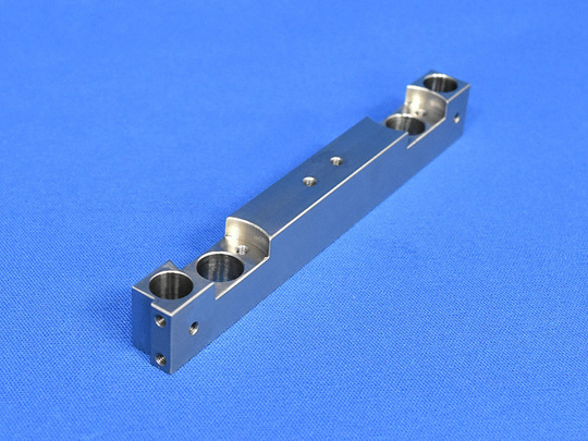 SUS304製の精密機器部品（マシニング加工・形状違い6）