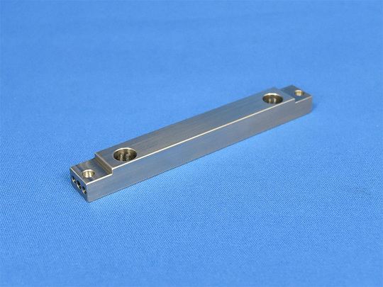 SUS304製の精密機器部品（マシニング加工・形状違い2）