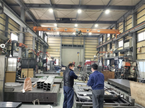 製缶加工品の品質打ち合わせ風景｜お客様と担当者が製品を確認しながら協議