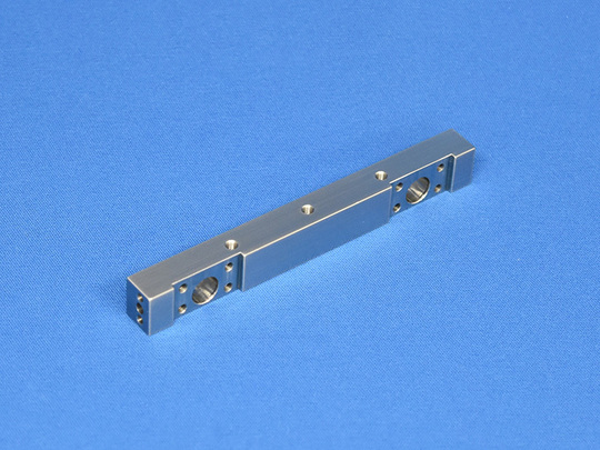 中国で製造した精密機器部品 材質SUS304、マシニング加工による加工部品、小ロット多品種対応